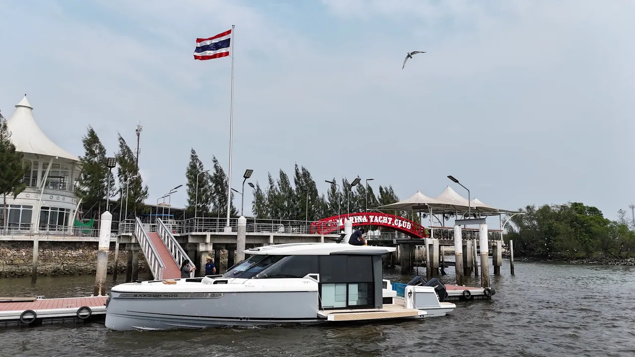 เรือยอชต์ข้างท่าลอยน้ำและป้ายท่าจีนมารีน่า